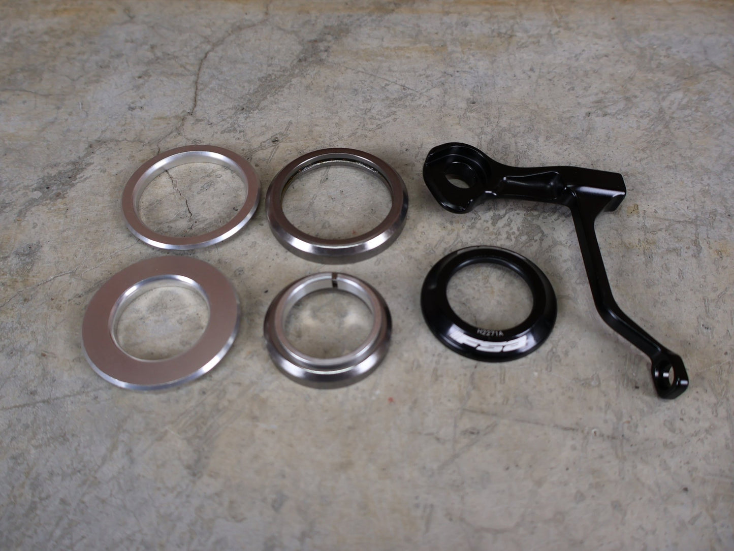 Mountainbikerahmen von Trek, TREK SUPERCALIBER SLR GEN 2 RAHMENSET – OCLV CARBON ICON TEAM LACKIERUNG / S vor USEDBIKES - OB.DE Hintergrund