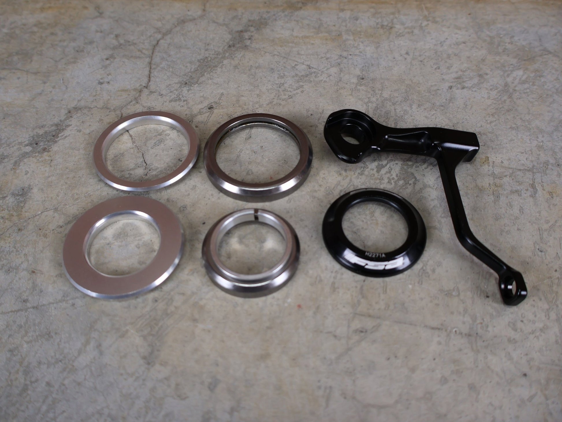 Mountainbikerahmen von Trek, TREK SUPERCALIBER SLR GEN 2 RAHMENSET – OCLV CARBON ICON TEAM LACKIERUNG / S vor USEDBIKES - OB.DE Hintergrund