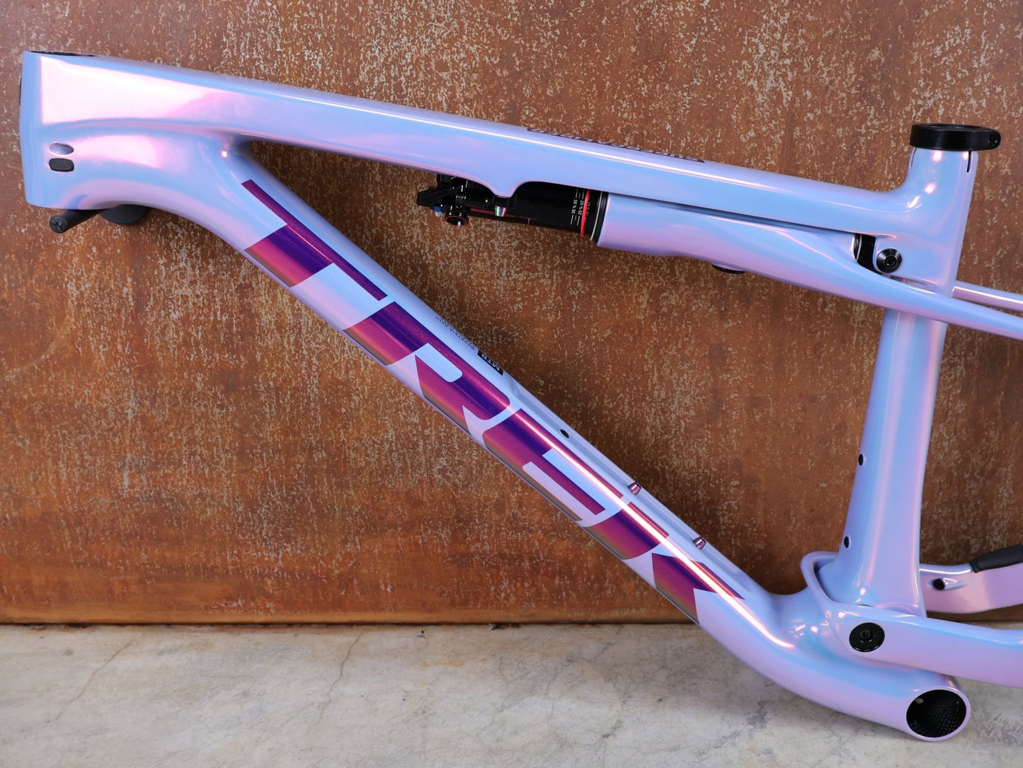 Mountainbikerahmen von Trek, TREK SUPERCALIBER SLR GEN 2 RAHMENSET – OCLV CARBON ICON TEAM LACKIERUNG / S vor USEDBIKES - OB.DE Hintergrund