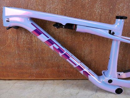 Mountainbikerahmen von Trek, TREK SUPERCALIBER SLR GEN 2 RAHMENSET – OCLV CARBON ICON TEAM LACKIERUNG / S vor USEDBIKES - OB.DE Hintergrund