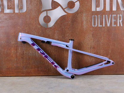 Mountainbikerahmen von Trek, TREK SUPERCALIBER SLR GEN 2 RAHMENSET – OCLV CARBON ICON TEAM LACKIERUNG / S vor USEDBIKES - OB.DE Hintergrund