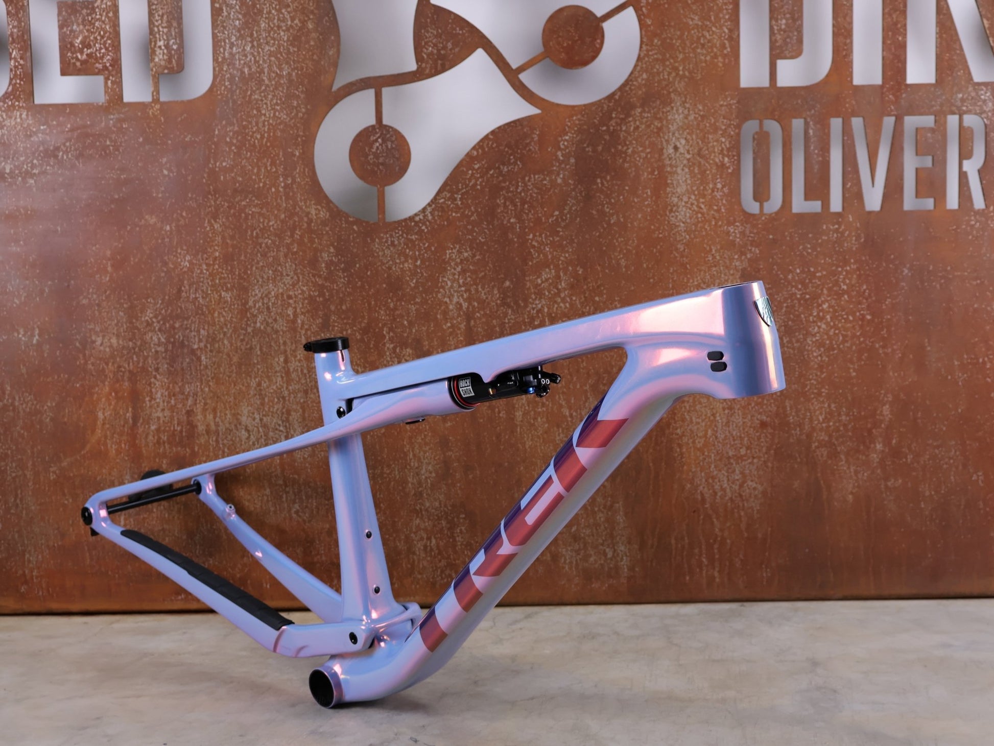 Mountainbikerahmen von Trek, TREK SUPERCALIBER SLR GEN 2 RAHMENSET – OCLV CARBON ICON TEAM LACKIERUNG / S vor USEDBIKES - OB.DE Hintergrund