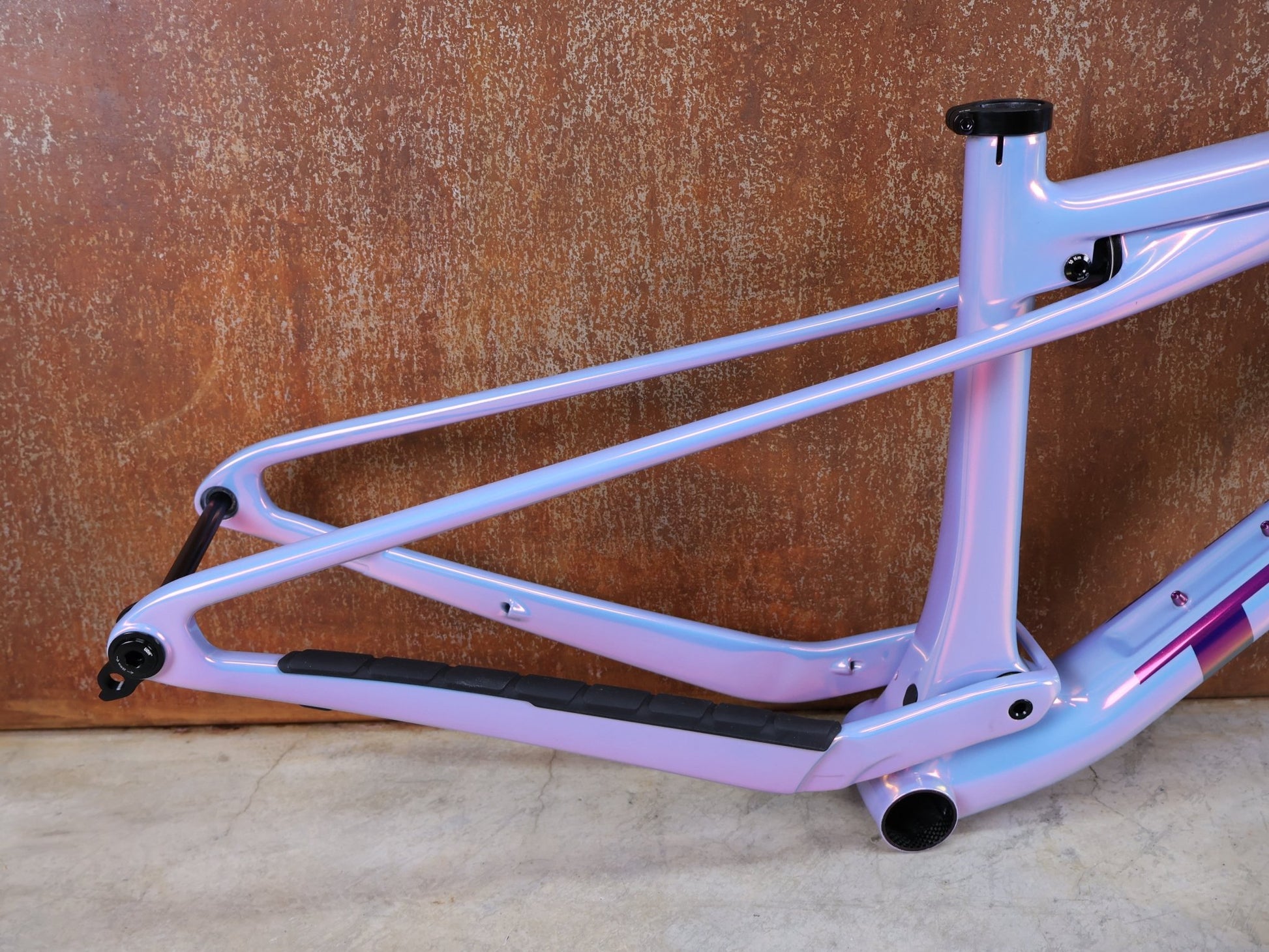 Mountainbikerahmen von Trek, TREK SUPERCALIBER SLR GEN 2 RAHMENSET – OCLV CARBON ICON TEAM LACKIERUNG / S vor USEDBIKES - OB.DE Hintergrund