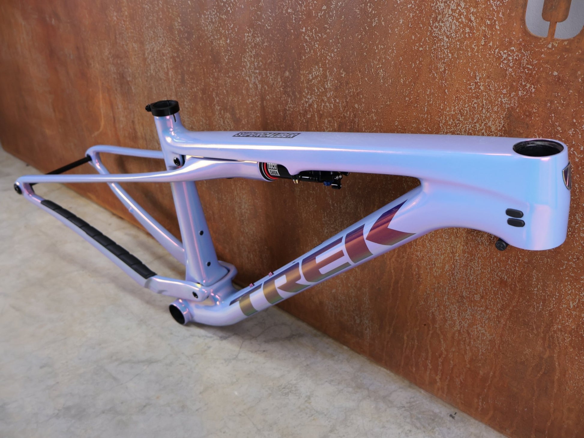 Mountainbikerahmen von Trek, TREK SUPERCALIBER SLR GEN 2 RAHMENSET – OCLV CARBON ICON TEAM LACKIERUNG / S vor USEDBIKES - OB.DE Hintergrund