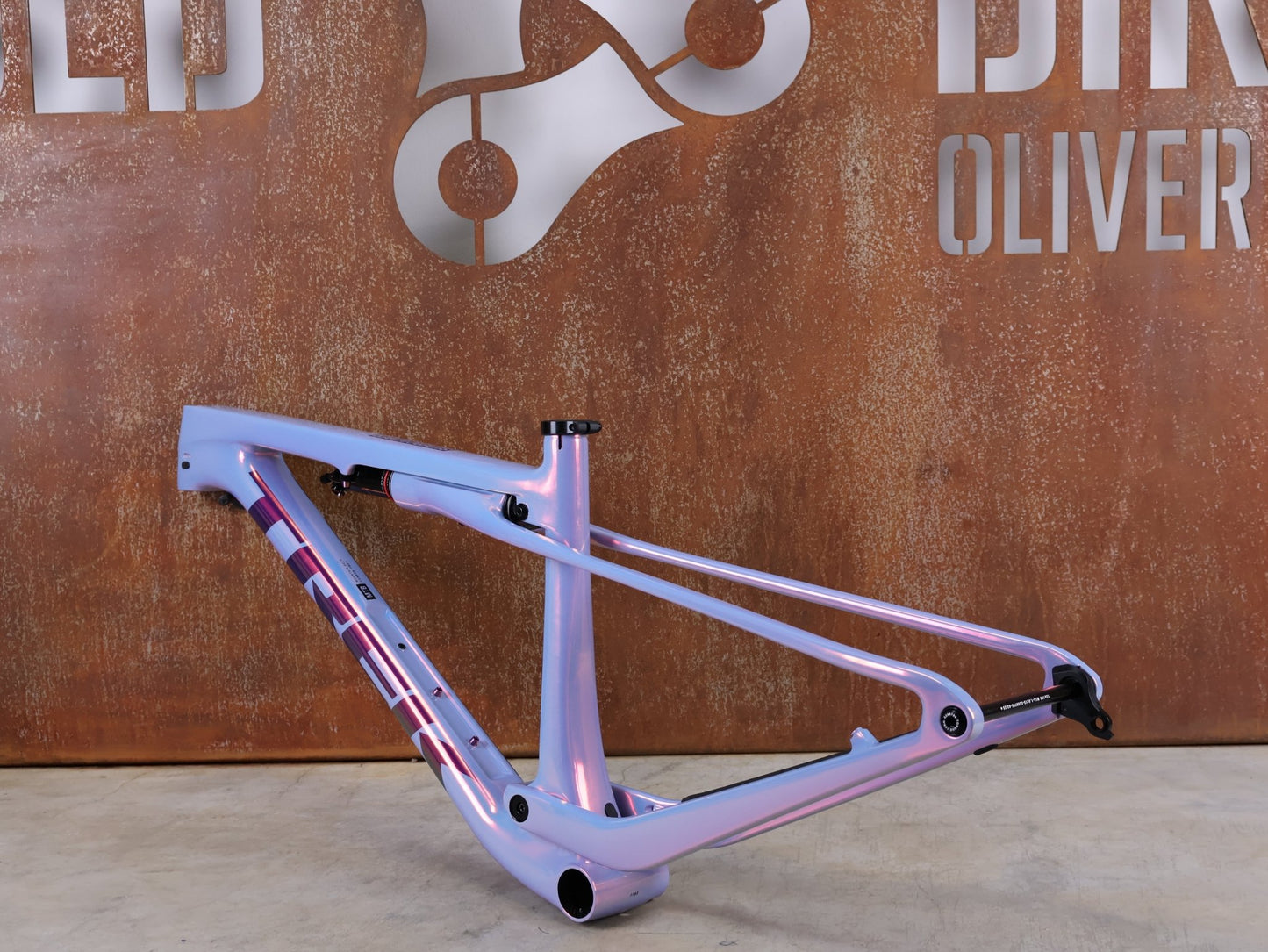 Mountainbikerahmen von Trek, TREK SUPERCALIBER SLR GEN 2 RAHMENSET – OCLV CARBON ICON TEAM LACKIERUNG / S vor USEDBIKES - OB.DE Hintergrund