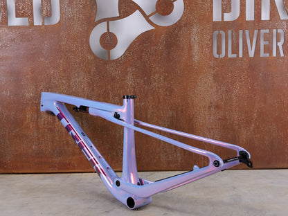 Mountainbikerahmen von Trek, TREK SUPERCALIBER SLR GEN 2 RAHMENSET – OCLV CARBON ICON TEAM LACKIERUNG / S vor USEDBIKES - OB.DE Hintergrund