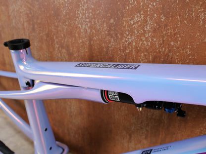 Mountainbikerahmen von Trek, TREK SUPERCALIBER SLR GEN 2 RAHMENSET – OCLV CARBON ICON TEAM LACKIERUNG / S vor USEDBIKES - OB.DE Hintergrund