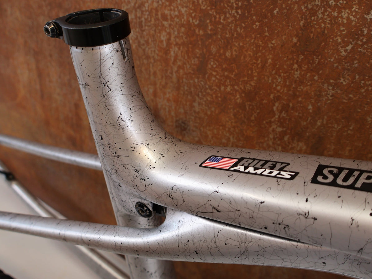 Mountainbikerahmen von Trek, TREK SUPERCALIBER SLR RAHMEN / GRÖßE L / FACTORY TEAM ARGENT DRIZZLE vor USEDBIKES-OB.DE Hintergrund