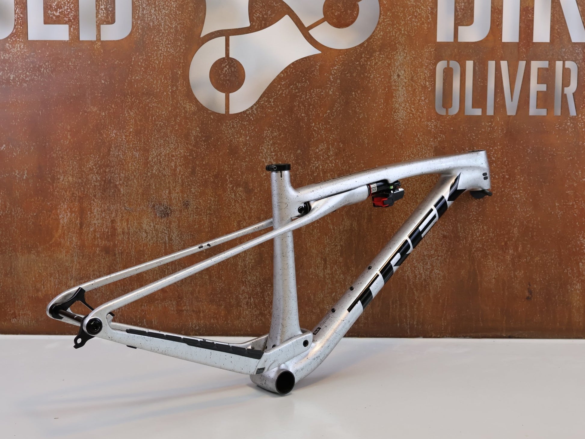 TREK SUPERCALIBER SLR RAHMEN / GRÖßE M / ARGENT DRIZZLE / ISOSTRUT FLI –