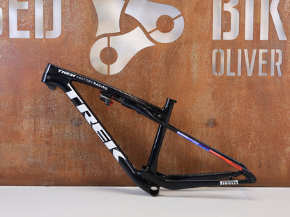 Mountainbikerahmen von Trek, TREK SUPERCALIBER SLR RAHMEN / GRÖßE M / FACTORY TEAM NAVY SMOKE vor USEDBIKES-OB.DE Hintergrund