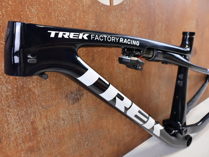 Mountainbikerahmen von Trek, TREK SUPERCALIBER SLR RAHMEN / GRÖßE M / FACTORY TEAM NAVY SMOKE vor USEDBIKES-OB.DE Hintergrund