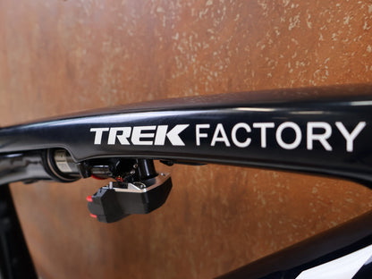 Mountainbikerahmen von Trek, TREK SUPERCALIBER SLR RAHMEN / GRÖßE M / FACTORY TEAM NAVY SMOKE vor USEDBIKES-OB.DE Hintergrund