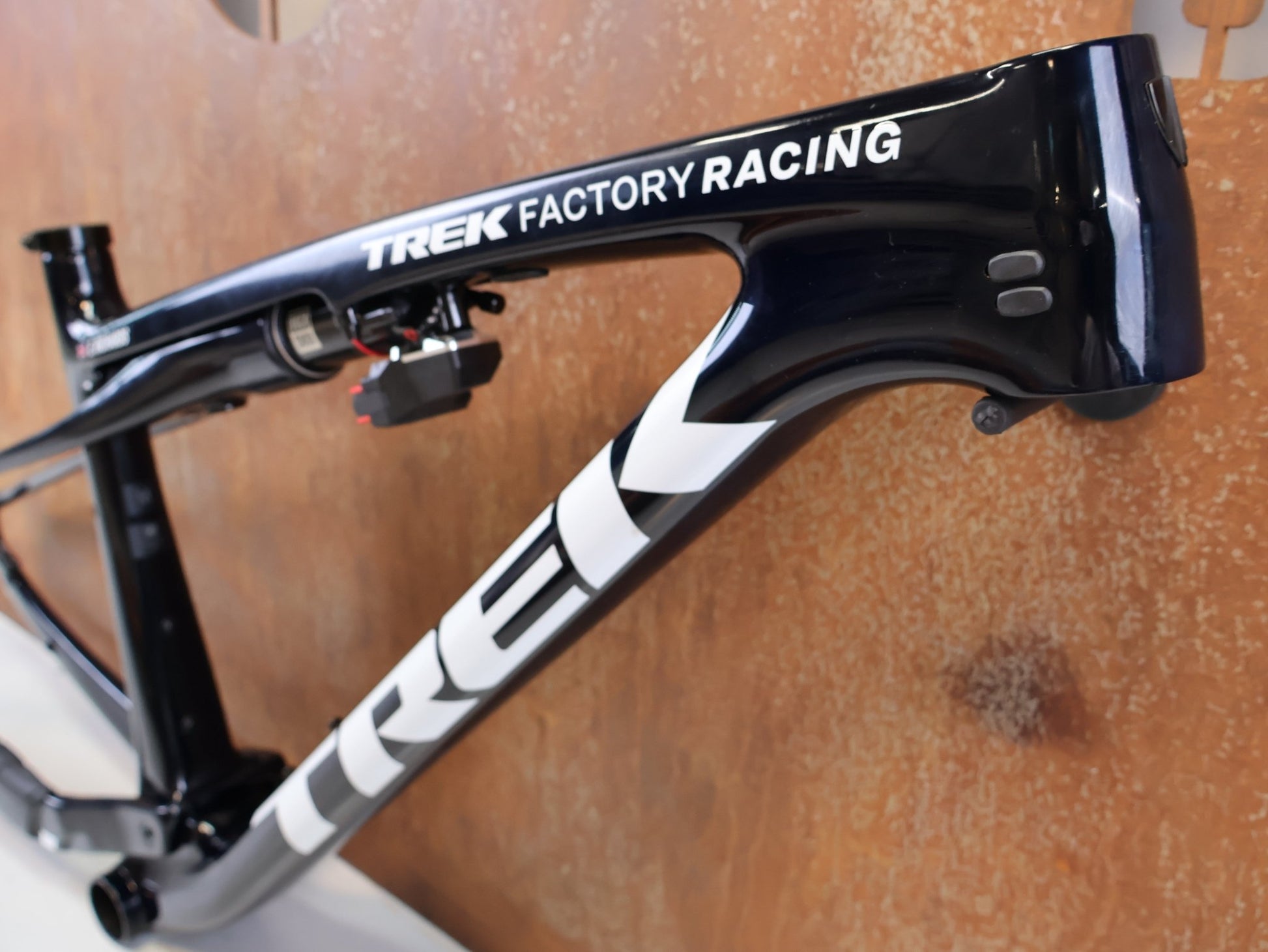 Mountainbikerahmen von Trek, TREK SUPERCALIBER SLR RAHMEN / GRÖßE M / FACTORY TEAM NAVY SMOKE vor USEDBIKES-OB.DE Hintergrund