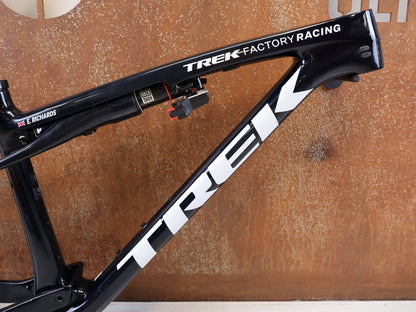 Mountainbikerahmen von Trek, TREK SUPERCALIBER SLR RAHMEN / GRÖßE M / FACTORY TEAM NAVY SMOKE vor USEDBIKES-OB.DE Hintergrund