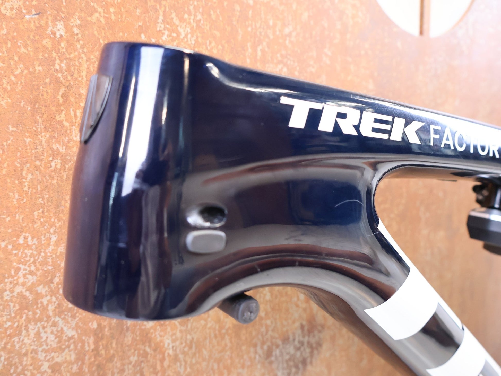 Mountainbikerahmen von Trek, TREK SUPERCALIBER SLR RAHMEN / GRÖßE M / FACTORY TEAM NAVY SMOKE vor USEDBIKES-OB.DE Hintergrund