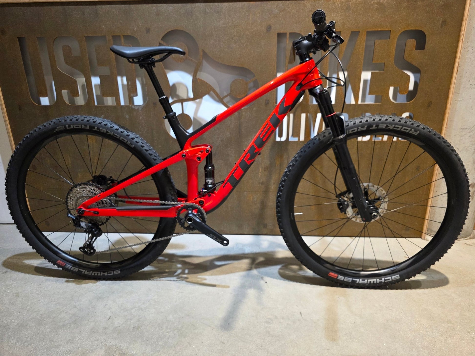 Mountainbike von Trek, TREK TOP FUEL 9.7 / CUSTOM / GEN 2 / M vor USEDBIKES - OB.DE Hintergrund