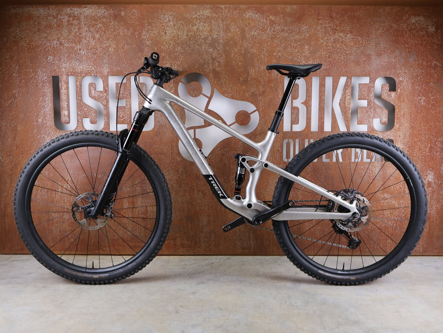Mountainbike von Trek, TREK TOP FUEL 9.8 XT GEN 4 – LUNAR SILVER – ROCKSHOX PIKE 130MM / SHIMANO XT 12 - FACH – GRÖSSE M vor USEDBIKES - OB.DE Hintergrund
