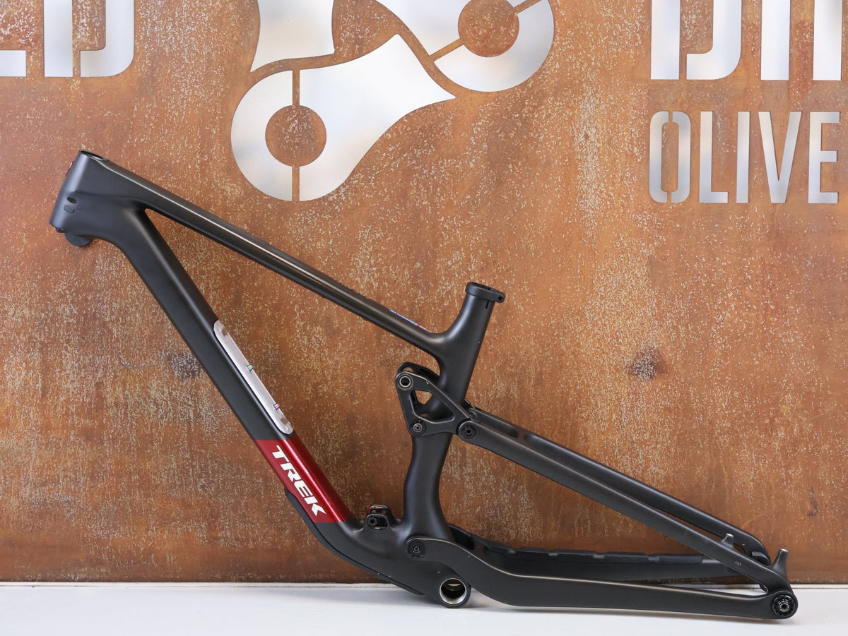 Mountainbikerahmen von Trek, TREK TOP FUEL CARBON RAHMEN / GRÖßE M / FACTORY RACING TEAM / BASTLERWARE vor USEDBIKES-OB.DE Hintergrund