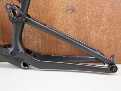 Mountainbikerahmen von Trek, TREK TOP FUEL CARBON RAHMEN / GRÖßE M / FACTORY RACING TEAM / BASTLERWARE vor USEDBIKES-OB.DE Hintergrund