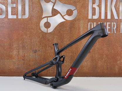 Mountainbikerahmen von Trek, TREK TOP FUEL CARBON RAHMEN / GRÖßE M / FACTORY RACING TEAM / BASTLERWARE vor USEDBIKES-OB.DE Hintergrund