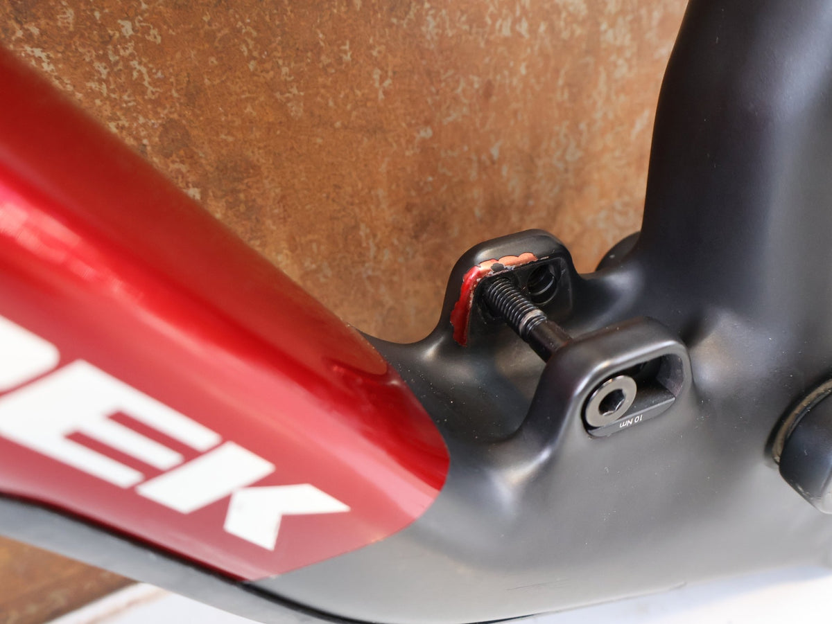Mountainbikerahmen von Trek, TREK TOP FUEL CARBON RAHMEN / GRÖßE M / FACTORY RACING TEAM / BASTLERWARE vor USEDBIKES-OB.DE Hintergrund