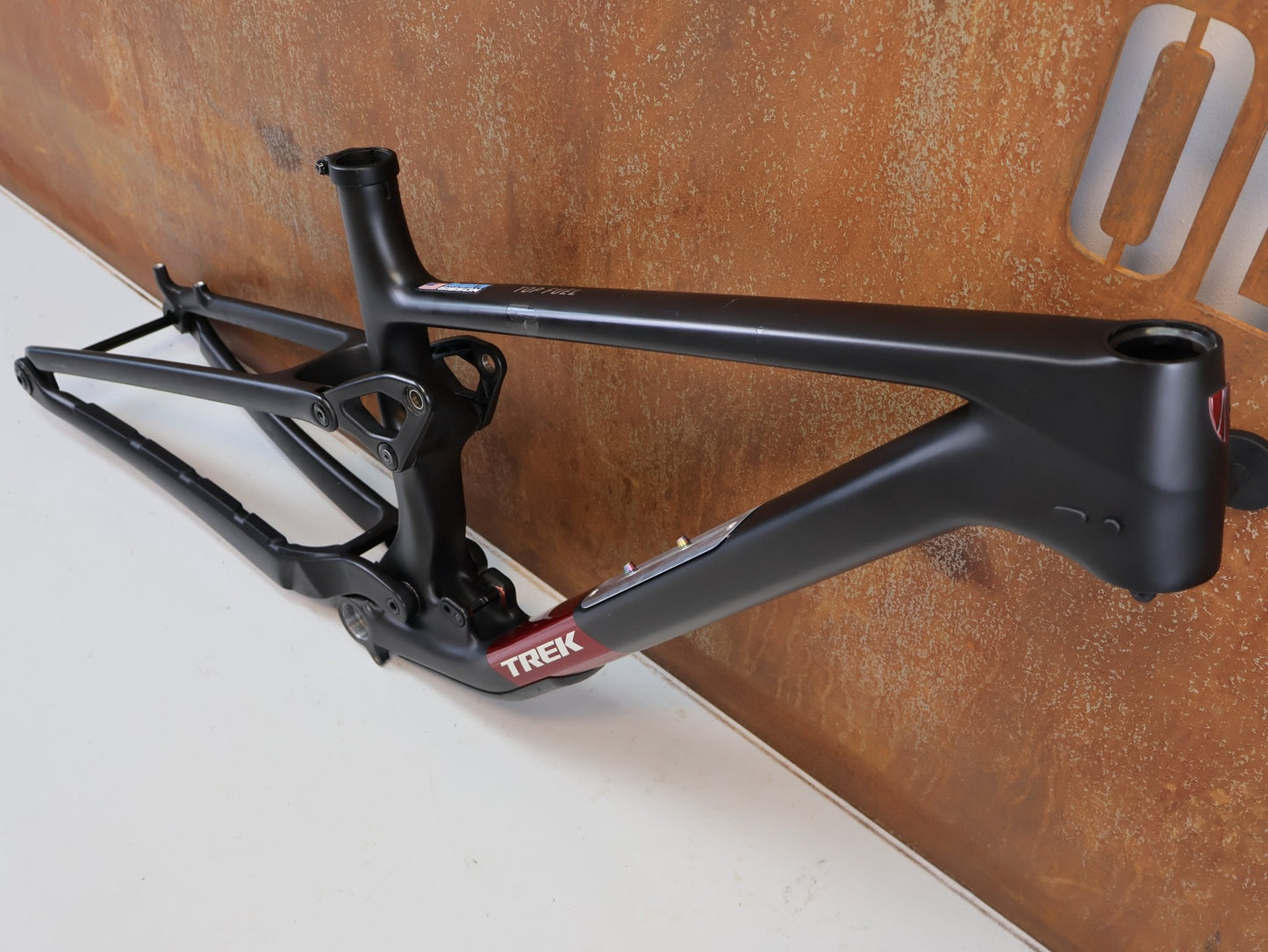 Mountainbikerahmen von Trek, TREK TOP FUEL CARBON RAHMEN / GRÖßE M / FACTORY RACING TEAM / BASTLERWARE vor USEDBIKES-OB.DE Hintergrund