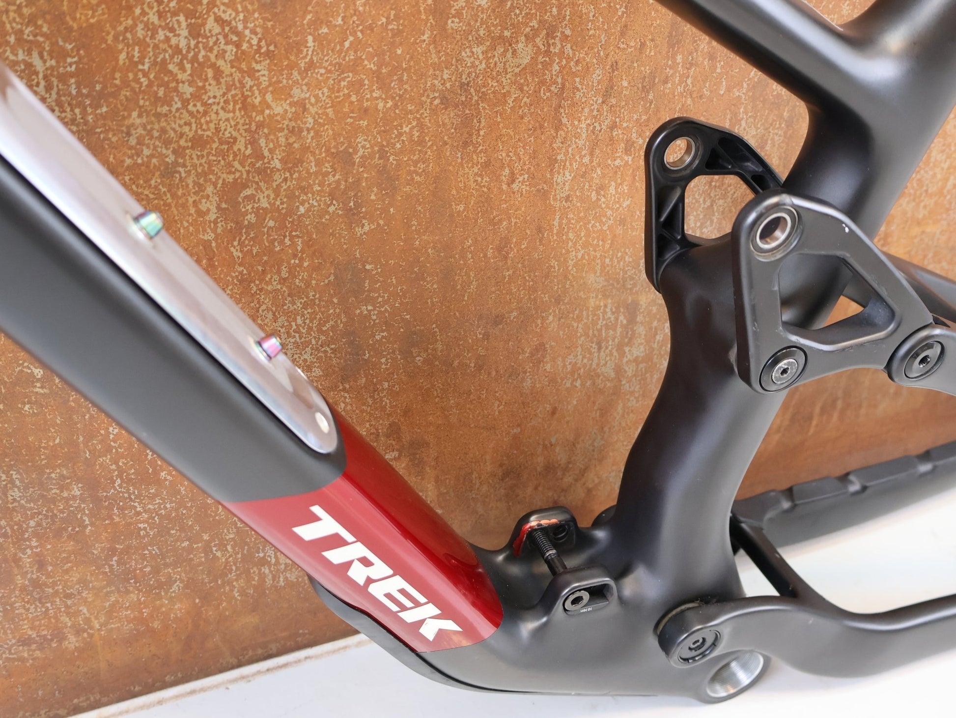 Mountainbikerahmen von Trek, TREK TOP FUEL CARBON RAHMEN / GRÖßE M / FACTORY RACING TEAM / BASTLERWARE vor USEDBIKES-OB.DE Hintergrund