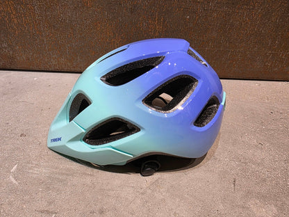 Helme von Trek, TREK TYRO JUGEND FAHRRADHELM / ALOHA GREEN ULTRA VIOLET vor USEDBIKES - OB.DE Hintergrund