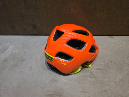 Helme von Trek, TREK TYRO KINDER FAHRRADHELM / RADIOAKTIVE ORANGE vor USEDBIKES - OB.DE Hintergrund