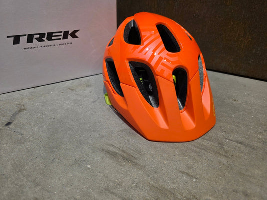 Helme von Trek, TREK TYRO KINDER FAHRRADHELM / RADIOAKTIVE ORANGE vor USEDBIKES - OB.DE Hintergrund