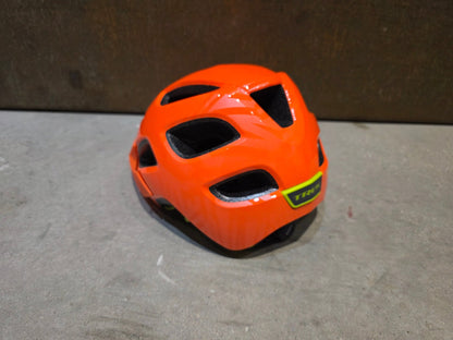 Helme von Trek, TREK TYRO KINDER FAHRRADHELM / RADIOAKTIVE ORANGE vor USEDBIKES - OB.DE Hintergrund