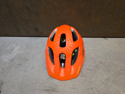 Helme von Trek, TREK TYRO KINDER FAHRRADHELM / RADIOAKTIVE ORANGE vor USEDBIKES - OB.DE Hintergrund