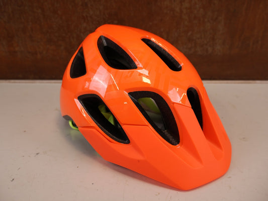 Helme von Trek, TREK TYRO KINDER HELM FIDLOCK 48-52CM ORANGE HAN 5306944 vor USEDBIKES-OB.DE Hintergrund