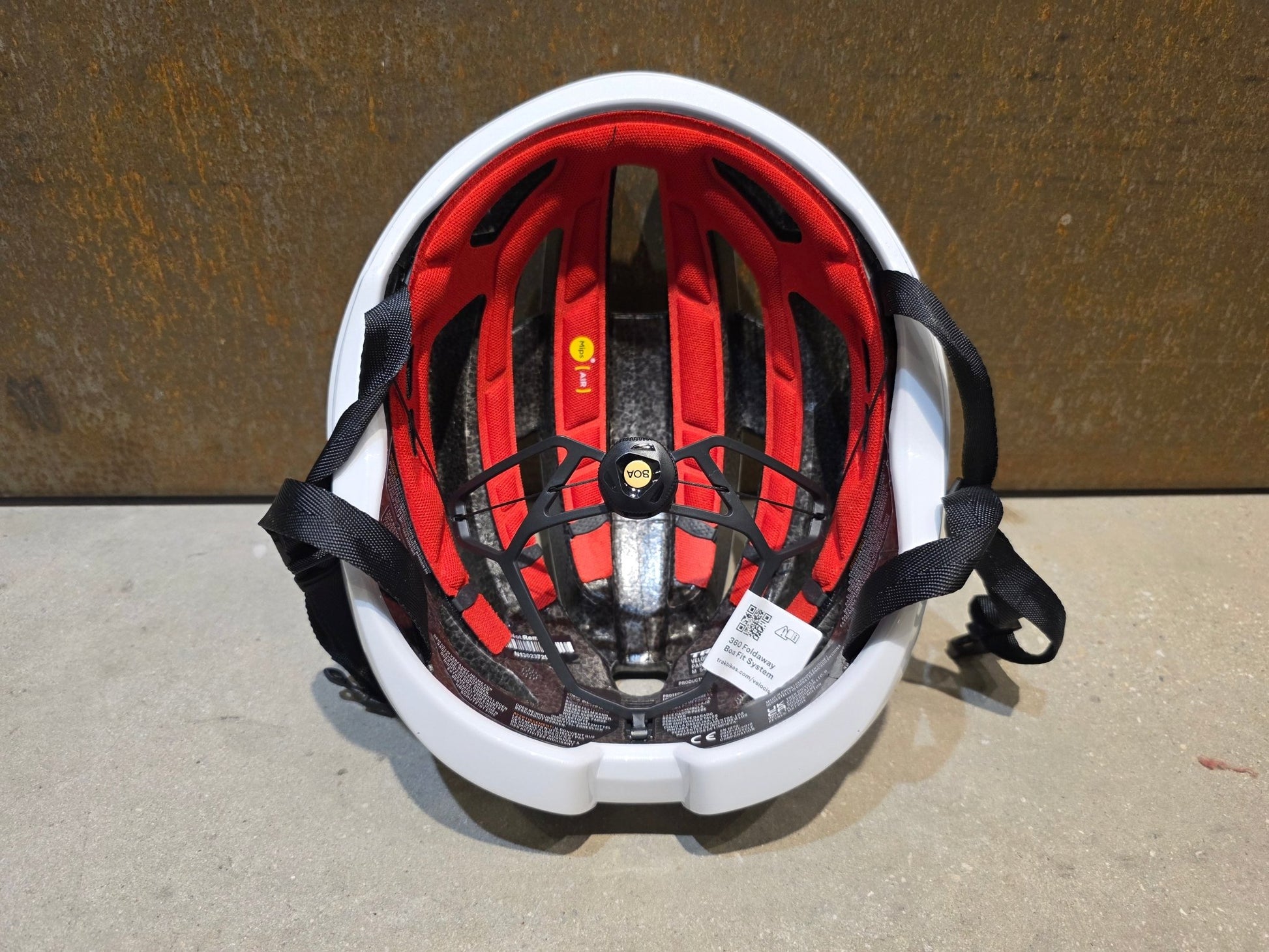 Helme von Trek, TREK VELOCIS MIPS FAHRRADHELM / CRYSTAL WHITE vor USEDBIKES - OB.DE Hintergrund