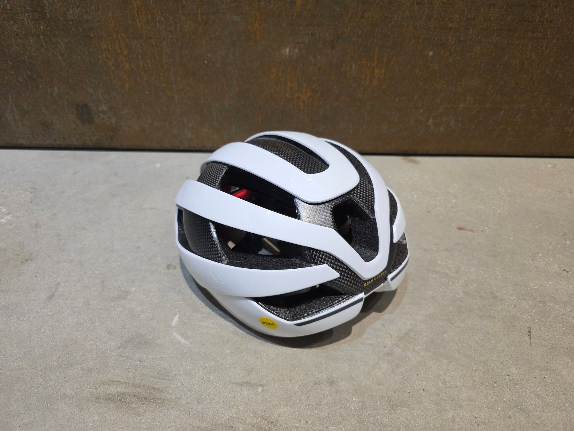 Helme von Trek, TREK VELOCIS MIPS FAHRRADHELM / CRYSTAL WHITE vor USEDBIKES - OB.DE Hintergrund