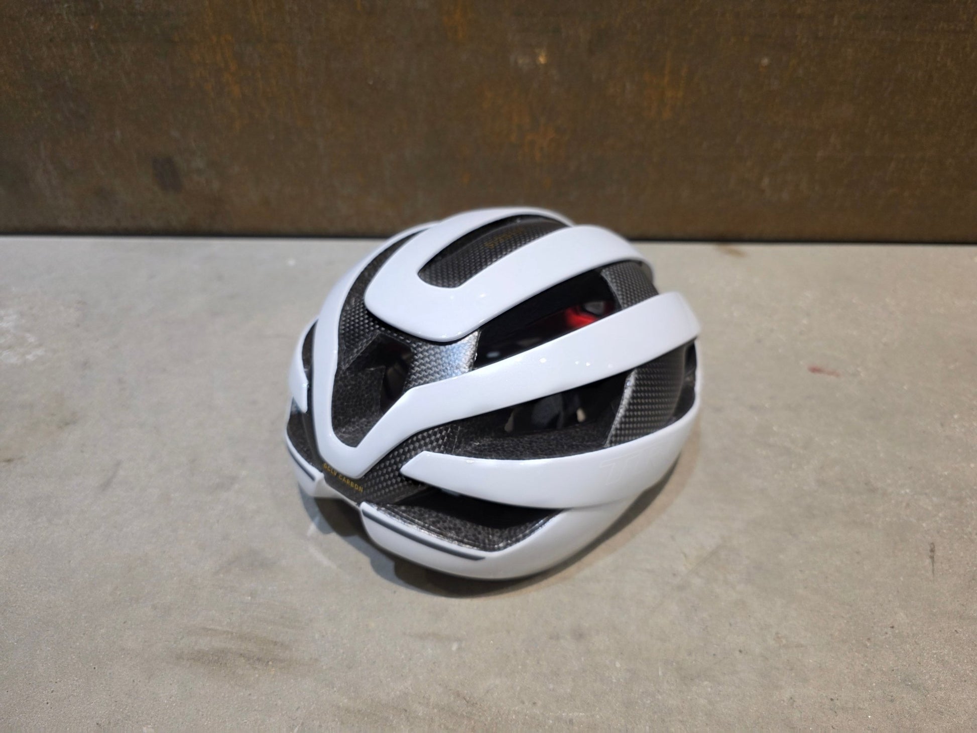 Helme von Trek, TREK VELOCIS MIPS FAHRRADHELM / CRYSTAL WHITE vor USEDBIKES - OB.DE Hintergrund