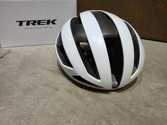 Helme von Trek, TREK VELOCIS MIPS FAHRRADHELM / CRYSTAL WHITE vor USEDBIKES - OB.DE Hintergrund