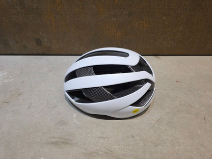 Helme von Trek, TREK VELOCIS MIPS FAHRRADHELM / CRYSTAL WHITE vor USEDBIKES - OB.DE Hintergrund