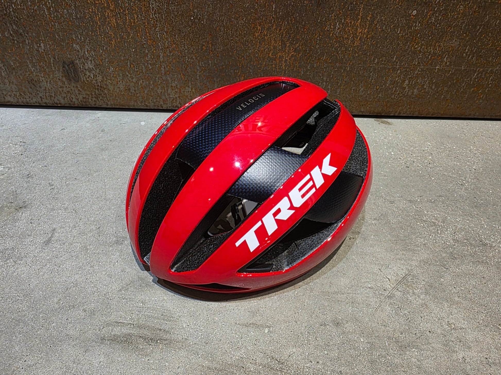 Helme von Trek, TREK VELOCIS MIPS FAHRRADHELM / TEAM EDITION / VIPER RED vor USEDBIKES - OB.DE Hintergrund