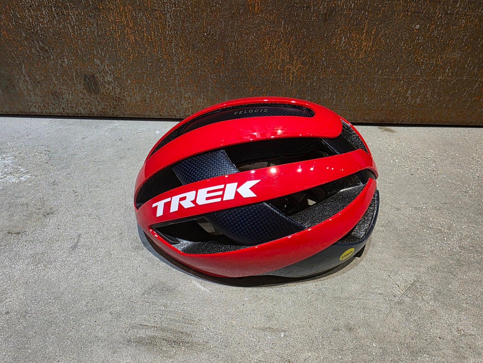 Helme von Trek, TREK VELOCIS MIPS FAHRRADHELM / TEAM EDITION / VIPER RED vor USEDBIKES - OB.DE Hintergrund