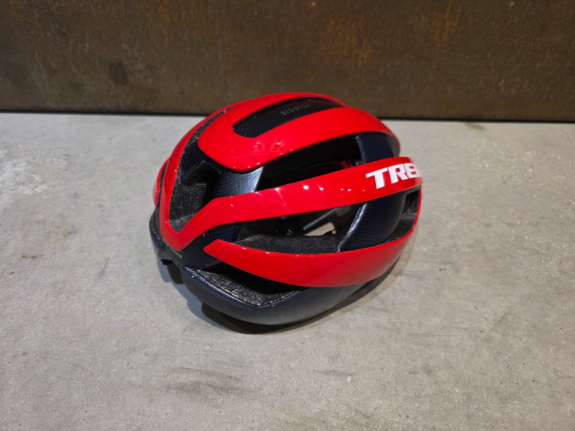 Helme von Trek, TREK VELOCIS MIPS FAHRRADHELM / TEAM EDITION / VIPER RED vor USEDBIKES - OB.DE Hintergrund