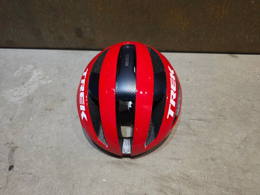 Helme von Trek, TREK VELOCIS MIPS FAHRRADHELM / TEAM EDITION / VIPER RED vor USEDBIKES - OB.DE Hintergrund
