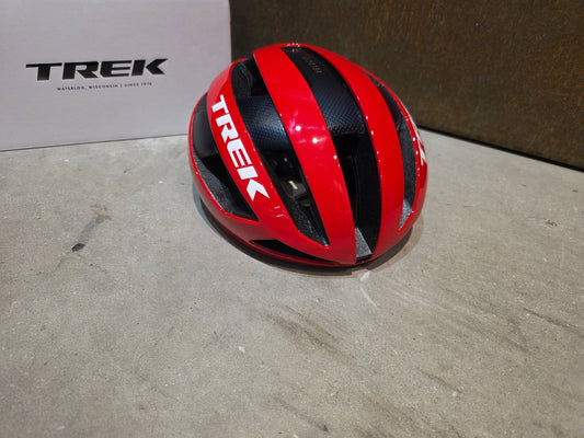 Helme von Trek, TREK VELOCIS MIPS FAHRRADHELM / TEAM EDITION / VIPER RED vor USEDBIKES - OB.DE Hintergrund