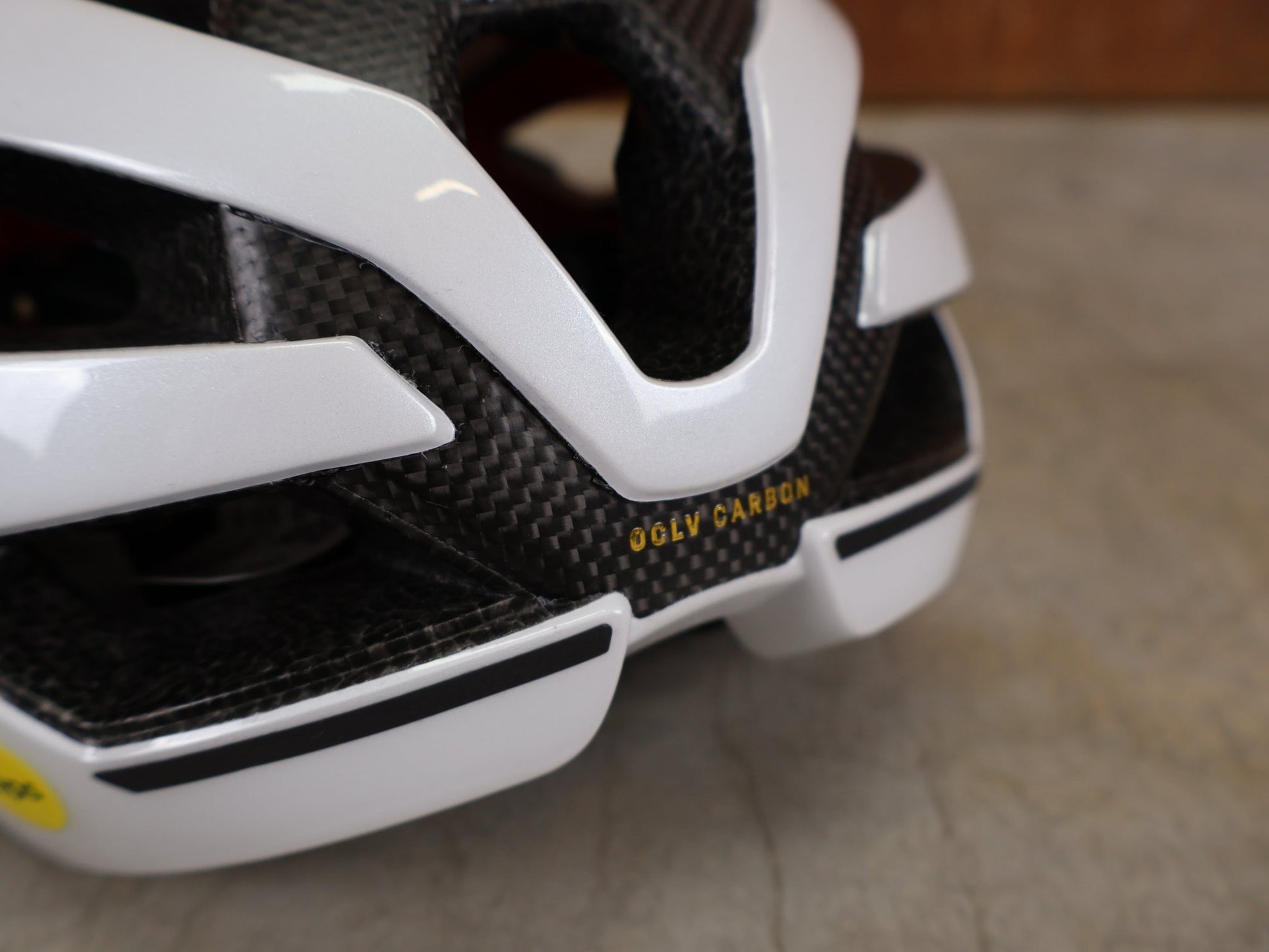 Helme von Trek, TREK VELOCIS MIPS RENNRADHELM / CRYSTAL WHITE GLOSS / GRÖßE S vor USEDBIKES - OB.DE Hintergrund