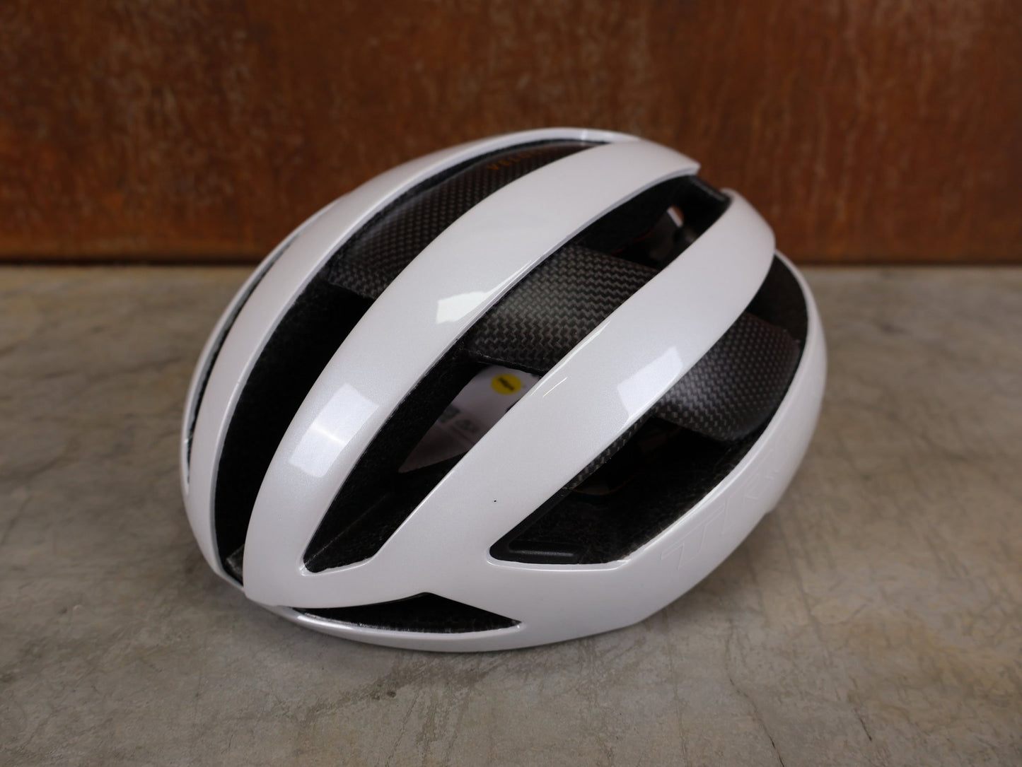 Helme von Trek, TREK VELOCIS MIPS RENNRADHELM / CRYSTAL WHITE GLOSS / GRÖßE S vor USEDBIKES - OB.DE Hintergrund