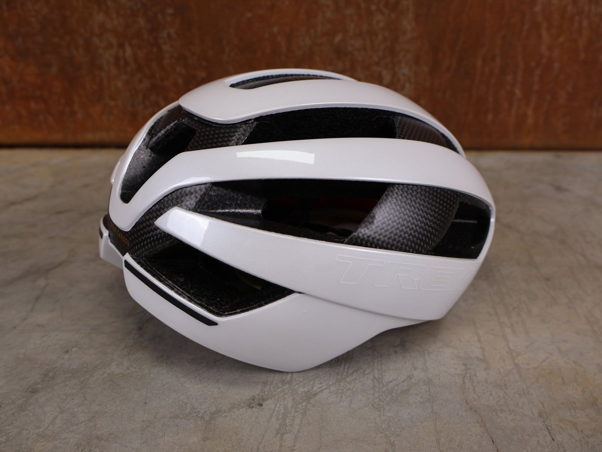 Helme von Trek, TREK VELOCIS MIPS RENNRADHELM / CRYSTAL WHITE GLOSS / GRÖßE S vor USEDBIKES - OB.DE Hintergrund