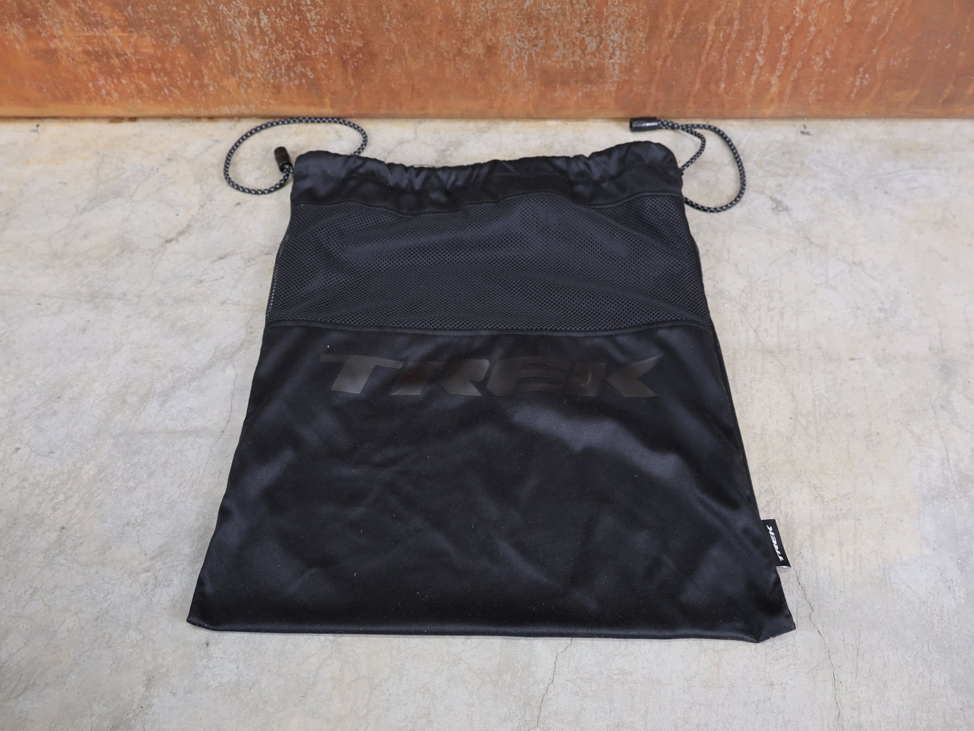 Helme von Trek, TREK VELOCIS MIPS RENNRADHELM / CRYSTAL WHITE GLOSS / GRÖßE S vor USEDBIKES - OB.DE Hintergrund