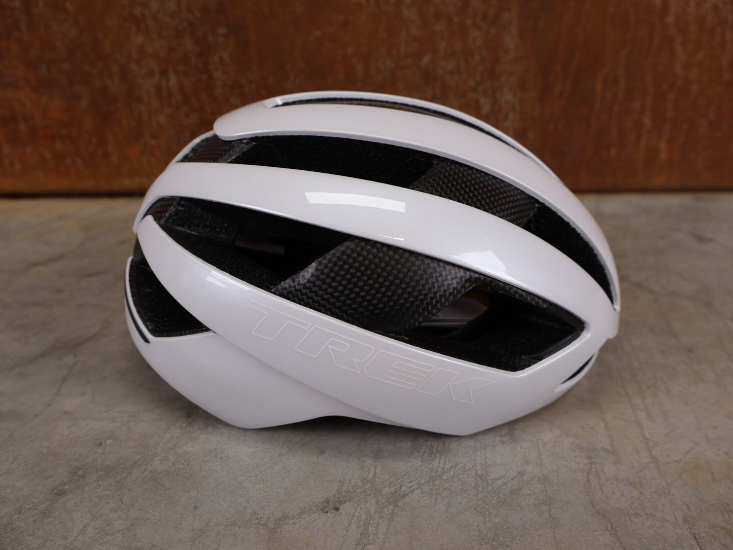 Helme von Trek, TREK VELOCIS MIPS RENNRADHELM / CRYSTAL WHITE GLOSS / GRÖßE S vor USEDBIKES - OB.DE Hintergrund