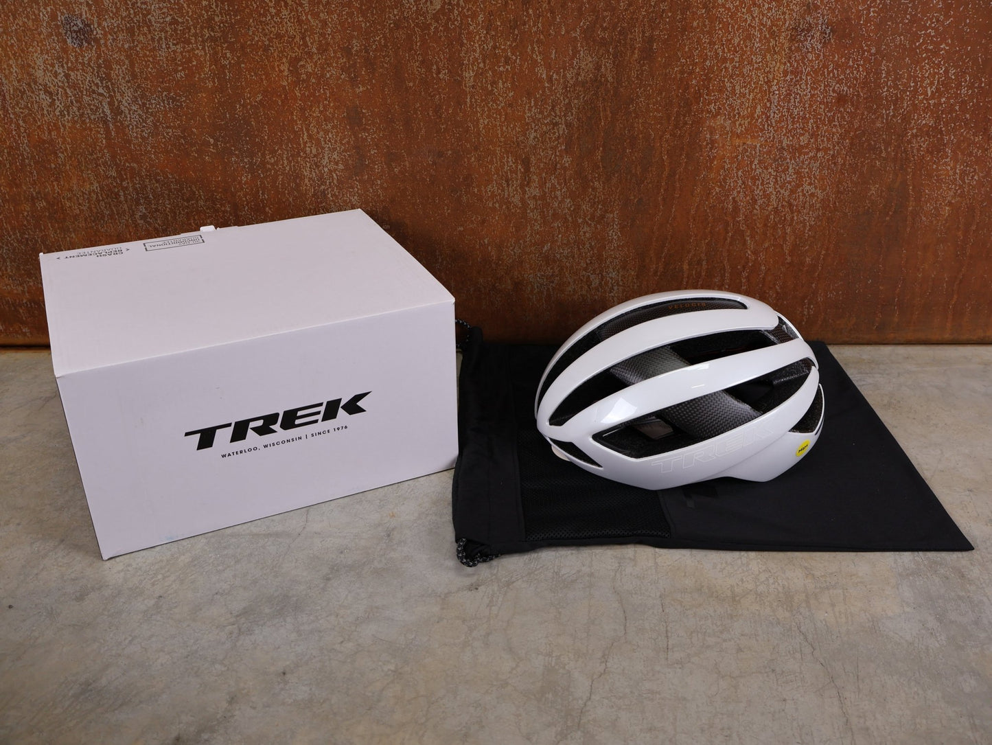 Helme von Trek, TREK VELOCIS MIPS RENNRADHELM / CRYSTAL WHITE GLOSS / GRÖßE S vor USEDBIKES - OB.DE Hintergrund