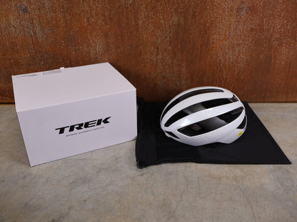Helme von Trek, TREK VELOCIS MIPS RENNRADHELM / CRYSTAL WHITE GLOSS / GRÖßE S vor USEDBIKES - OB.DE Hintergrund